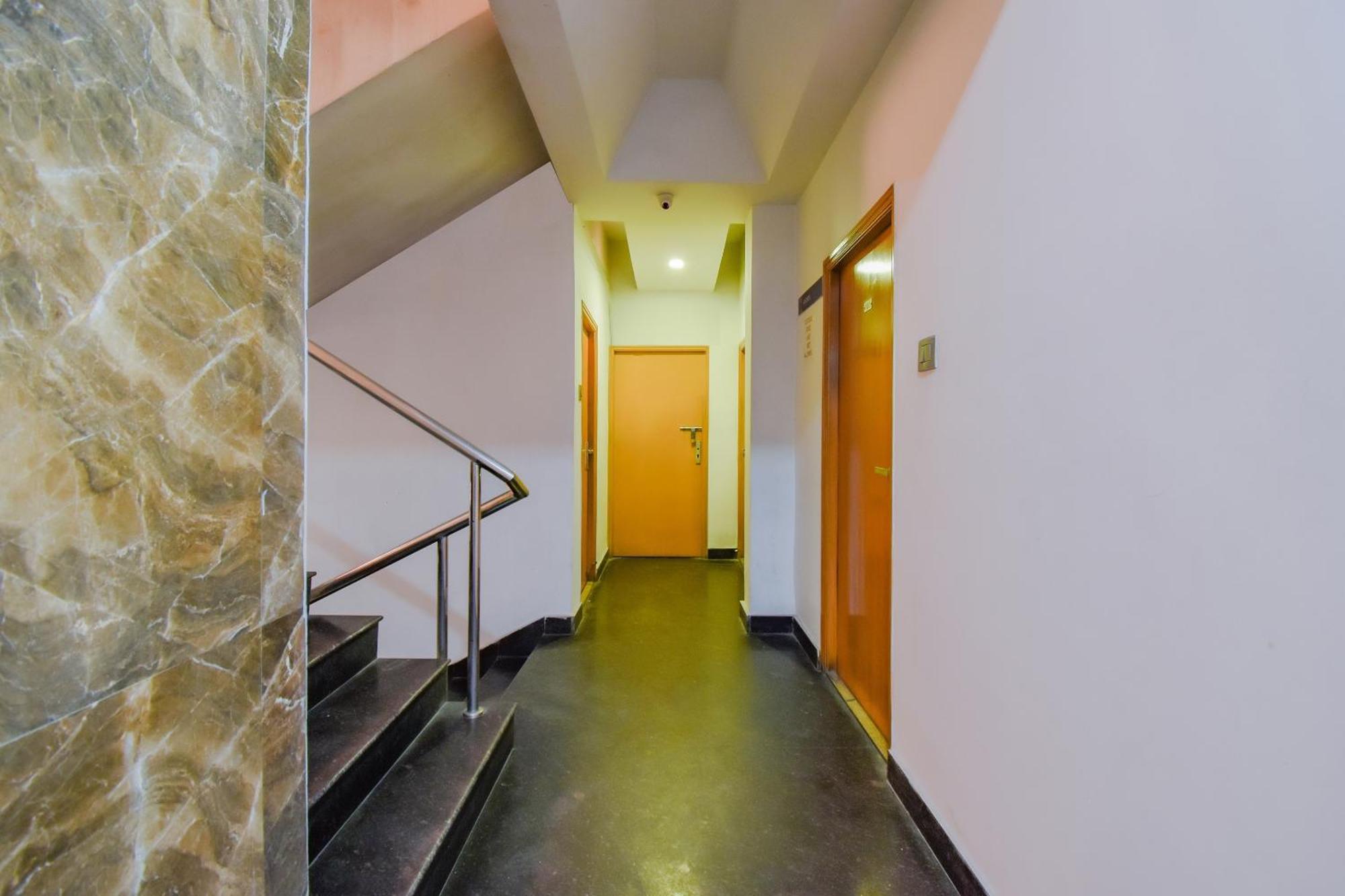 Super Oyo Krishna Guest House Колката Екстериор снимка
