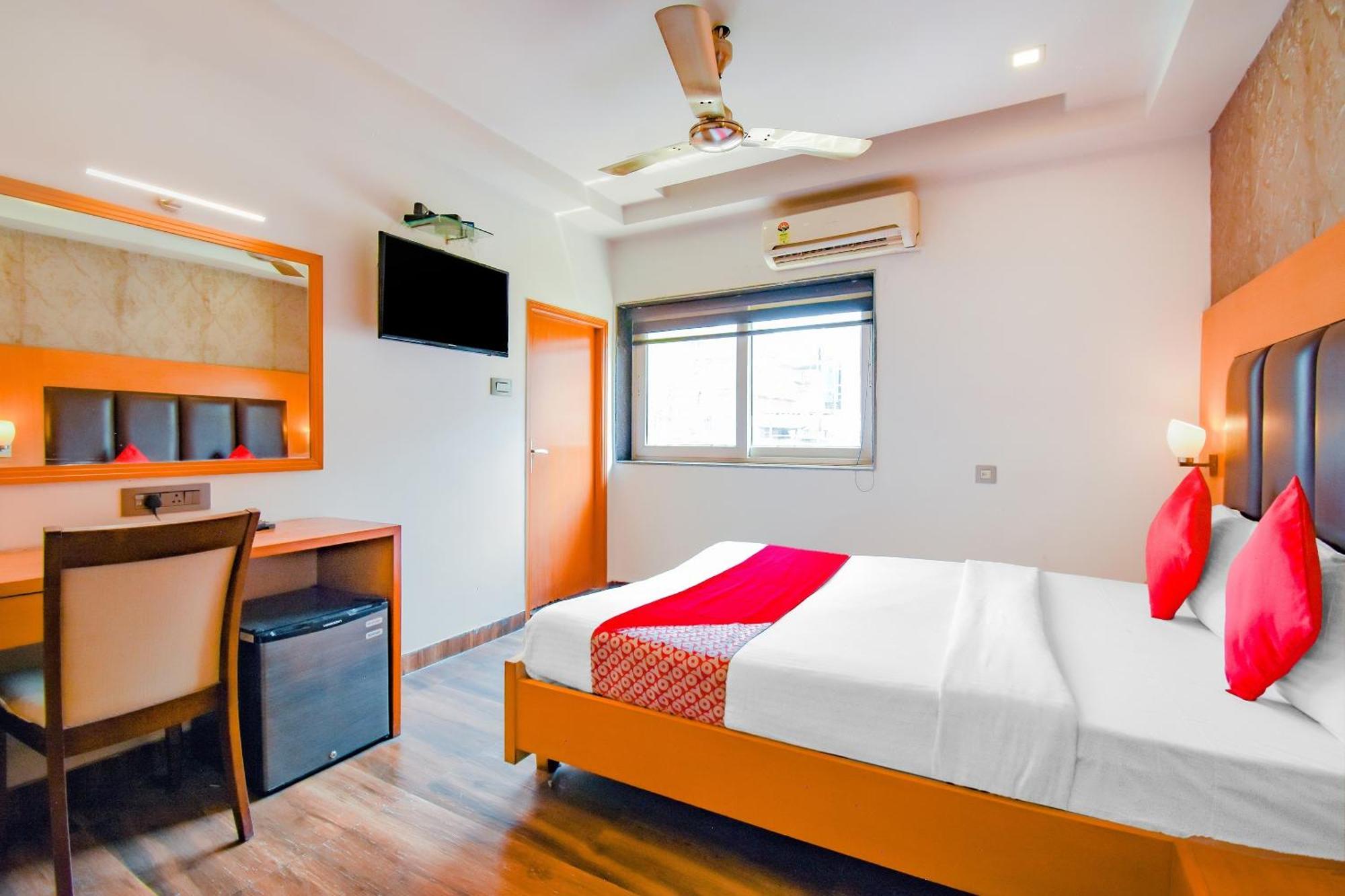 Super Oyo Krishna Guest House Колката Екстериор снимка