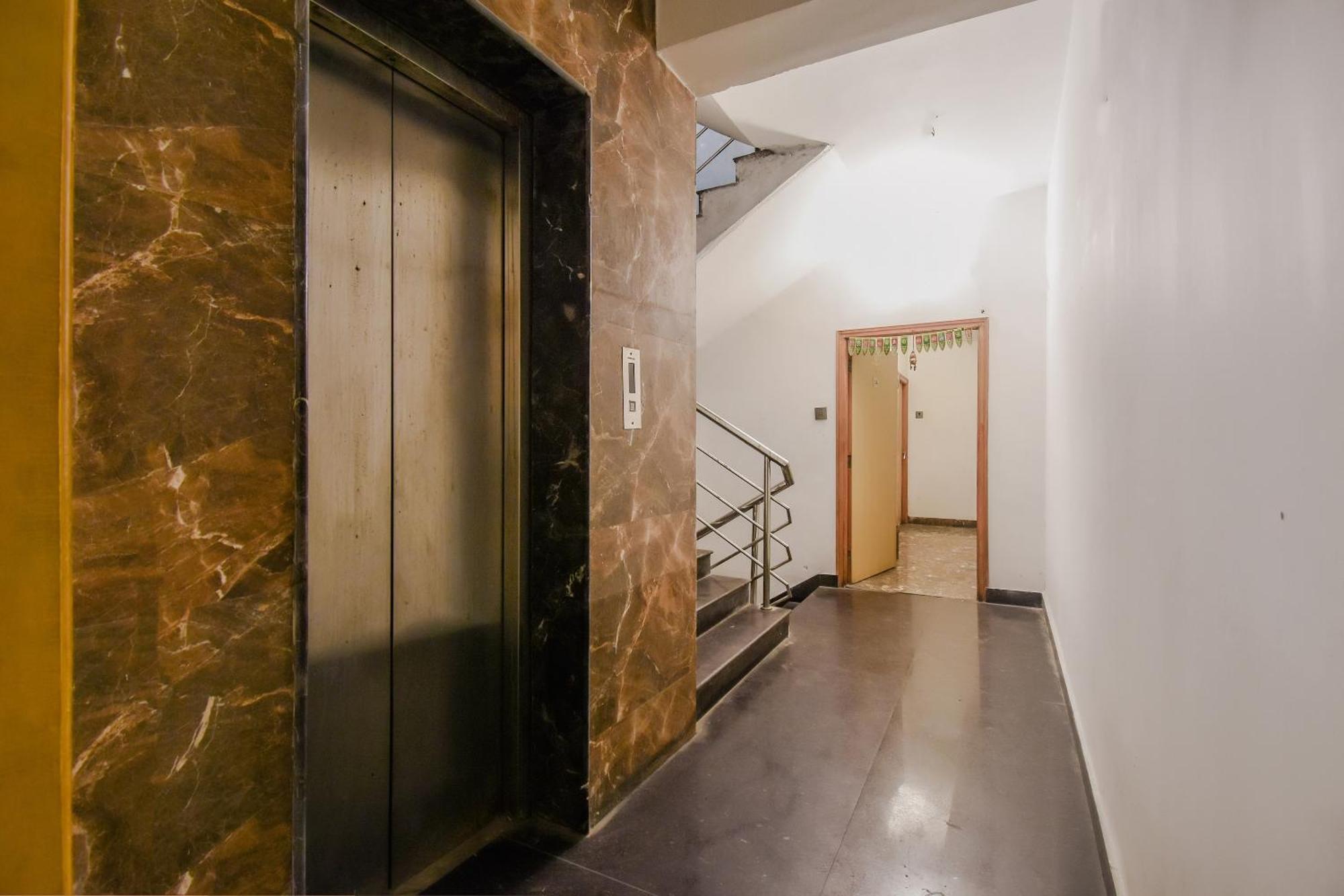Super Oyo Krishna Guest House Колката Екстериор снимка