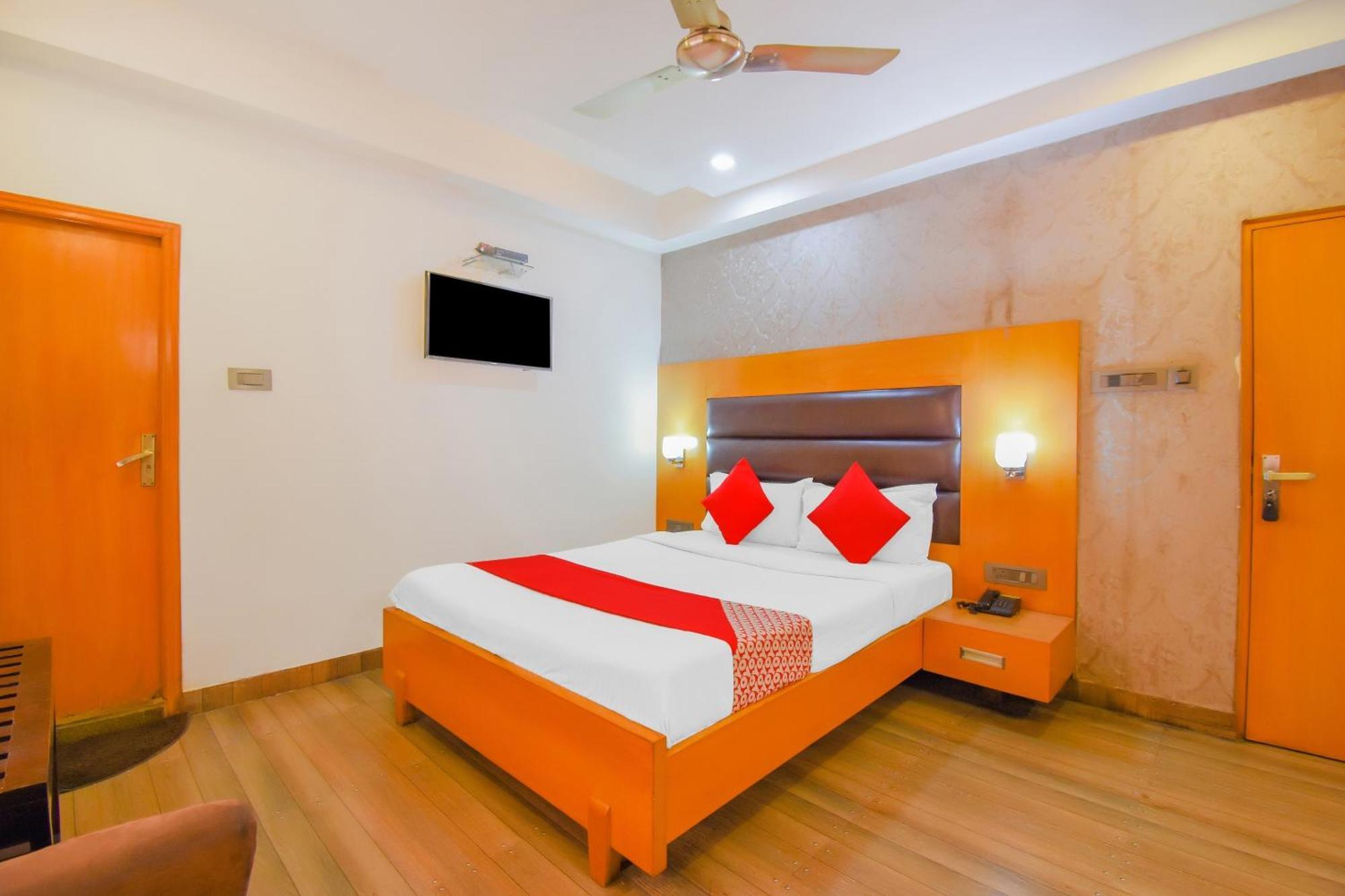 Super Oyo Krishna Guest House Колката Екстериор снимка